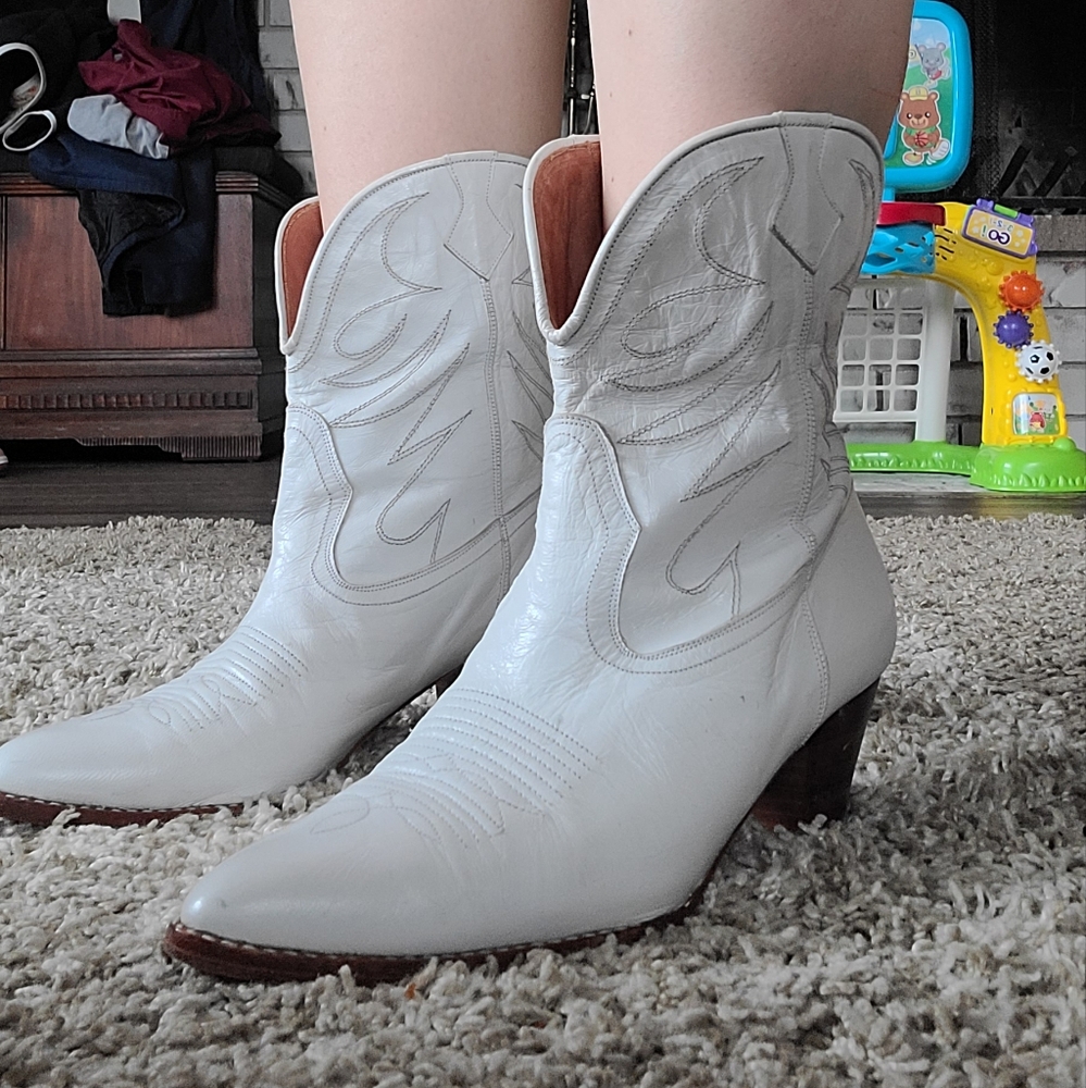 Women's white boots
